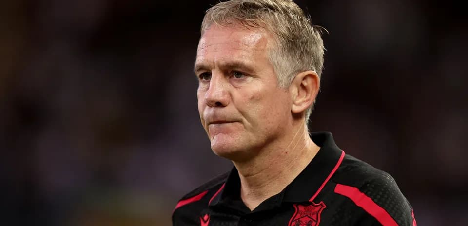 Coach in black shirt during match moment