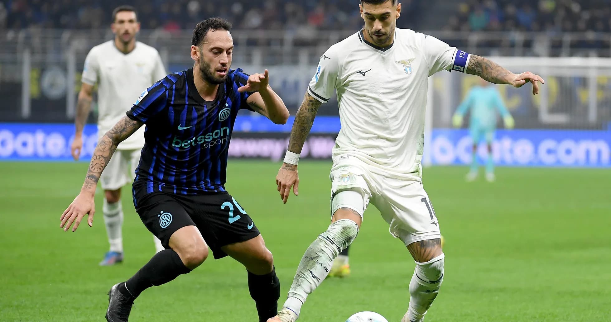 Lazio player dribbling against Inter player