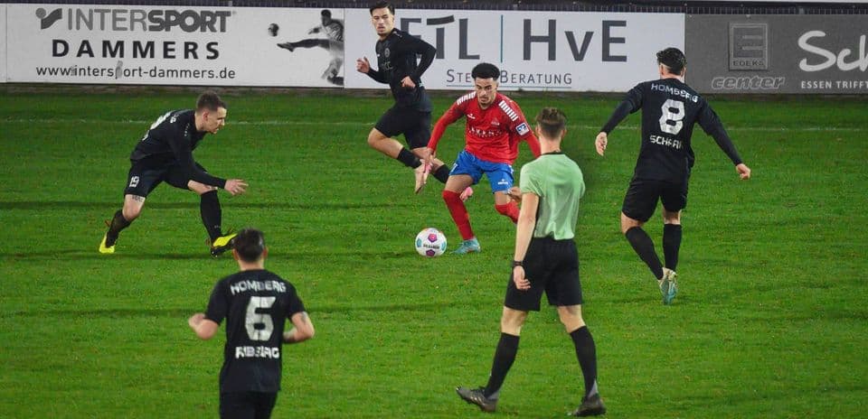 Players competing for the ball in Homberg vs Kleve