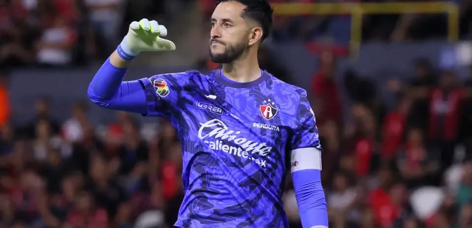 Atlas goalkeeper celebrating during Liga MX match