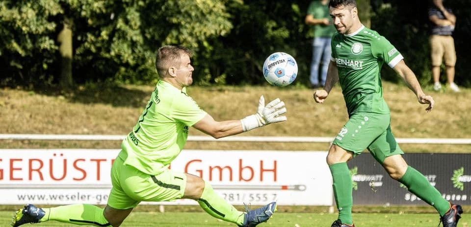 Goalkeeper saves shot during Union Frintrop match