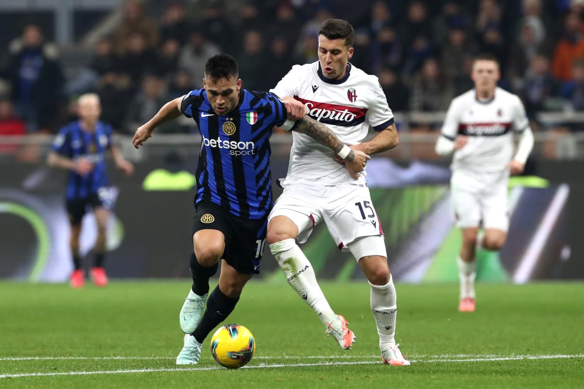 Bologna and Inter players competing for the ball