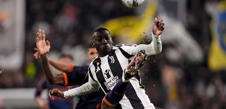 Juventus player challenging for the ball