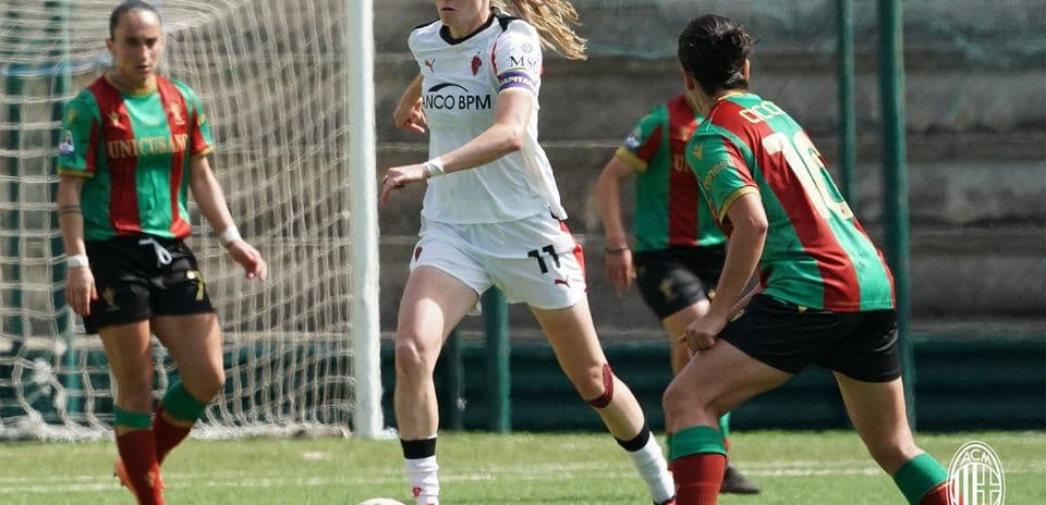 Ternana W player dribbling against AC Milan W