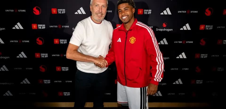 Two men shaking hands at Manchester United announcement