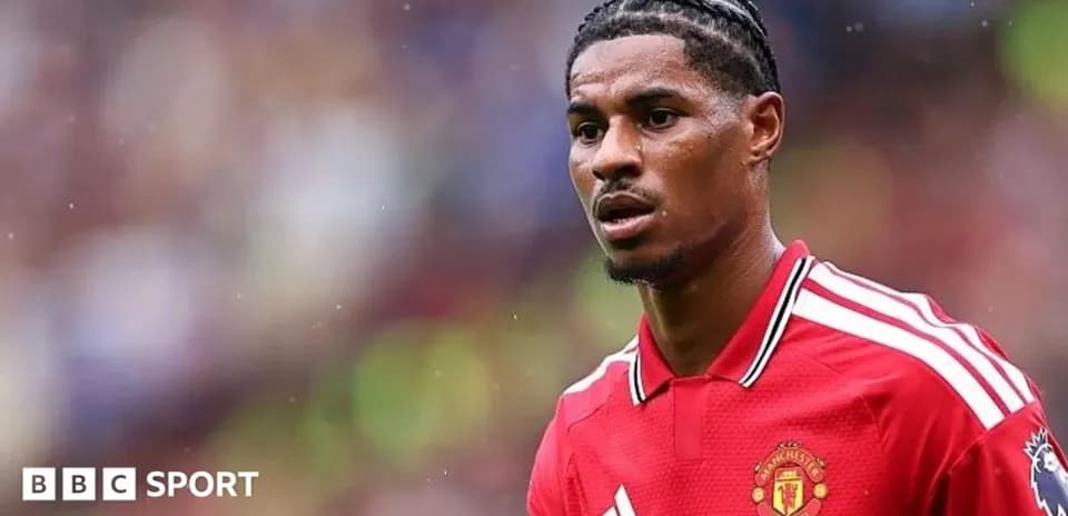 Player in Manchester United kit on the pitch