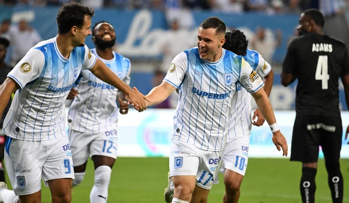 Universitatea Craiova players celebrating a goal