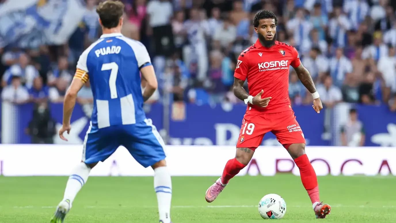Osasuna player dribbling past Espanyol player