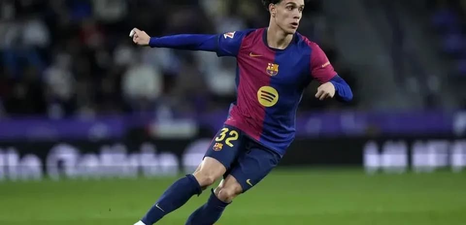 Player in Barcelona kit dribbling the ball