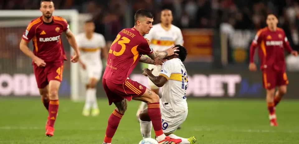 Players competing during Lecce vs AS Roma match