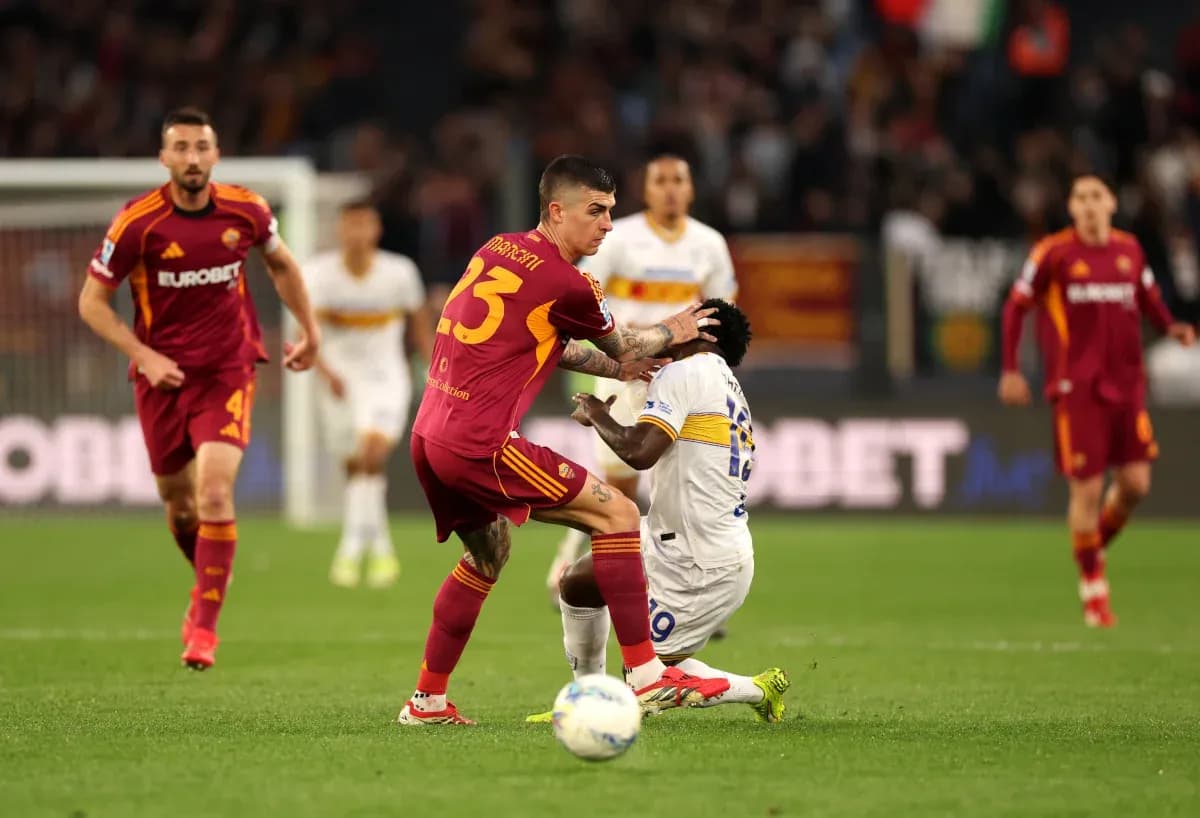 Players competing during Lecce vs AS Roma match