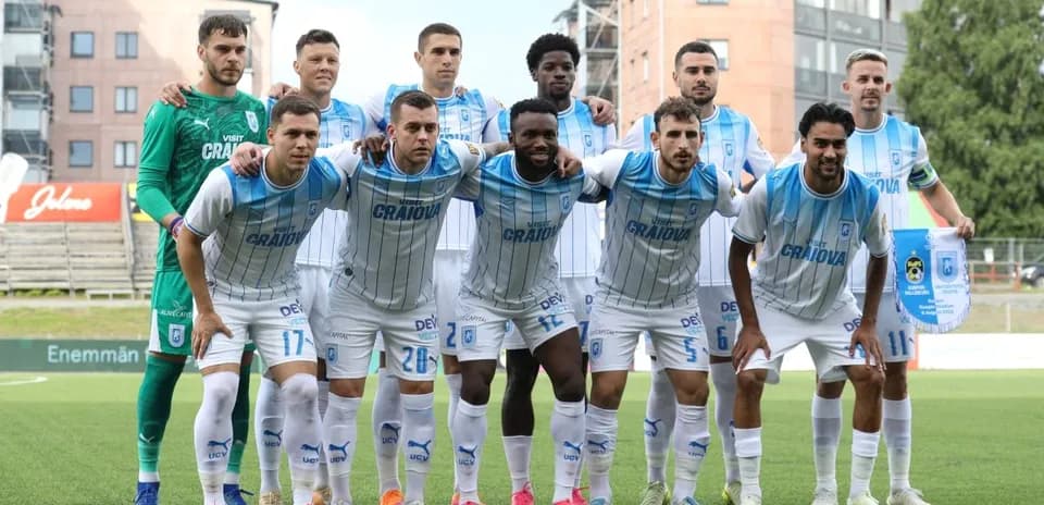 Universitatea Craiova team photo before match