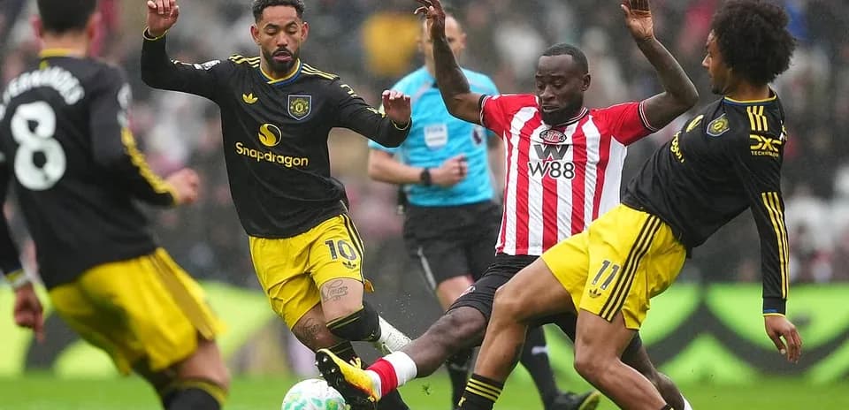 Sunderland and Manchester United players competing for the ball