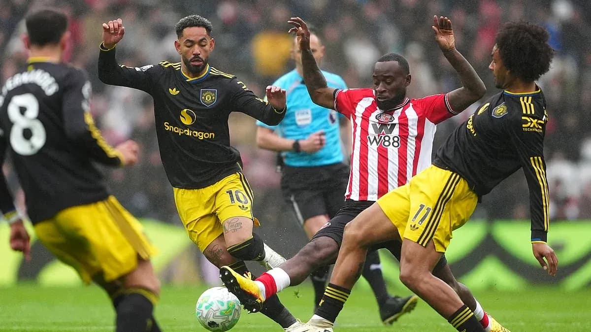 Sunderland and Manchester United players competing for the ball