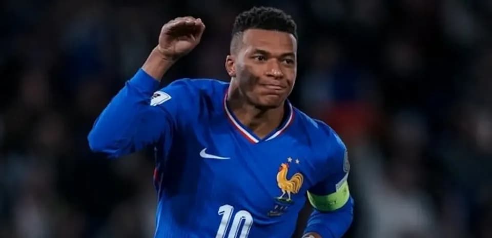 Kylian Mbappé celebrating during football match