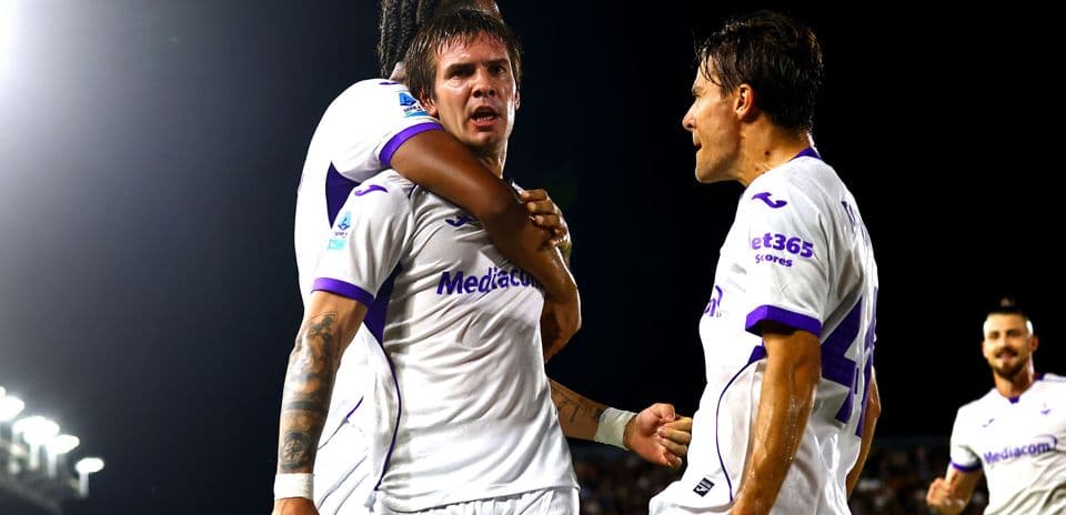 Fiorentina players celebrating a goal together