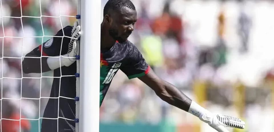 Goalkeeper signaling during a match from goalpost