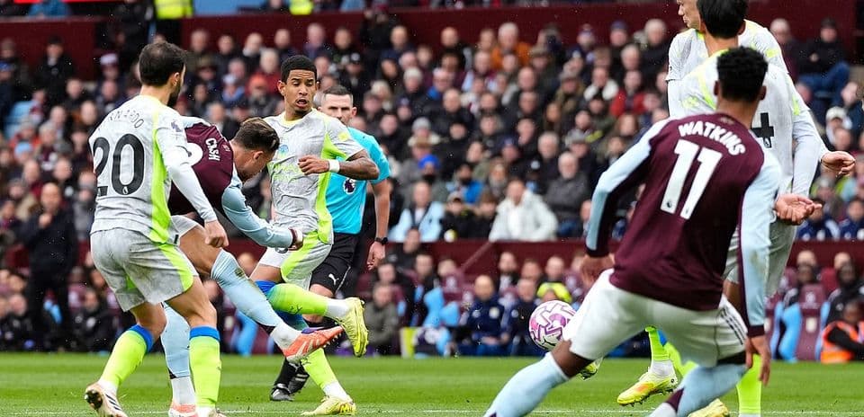 Manchester City players challenging Aston Villa players