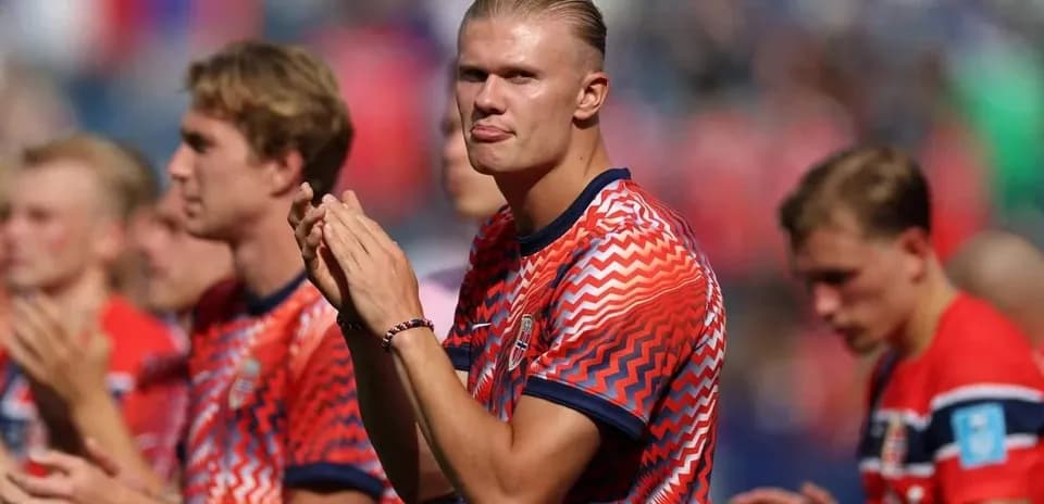 Norwegian players applauding before a match