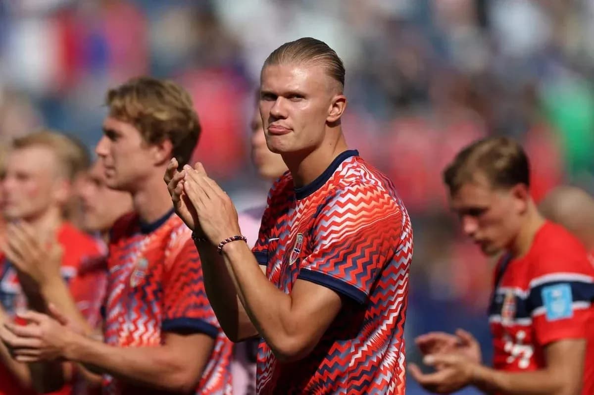 Norwegian players applauding before a match