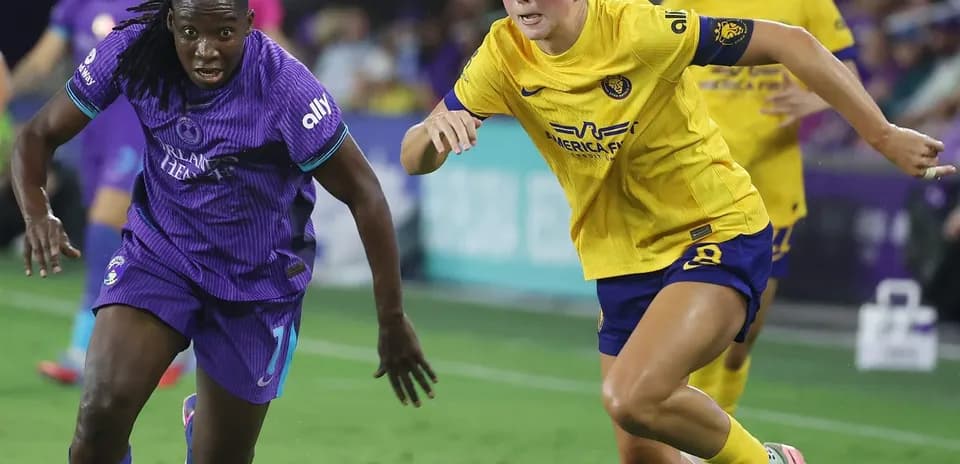 Orlando Pride player chasing Houston Dash opponent