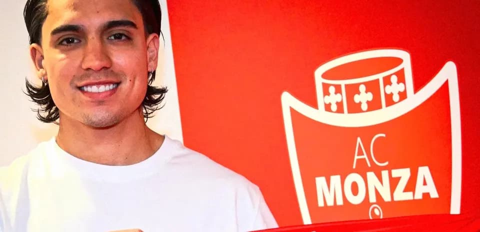 Player holding AC Monza scarf at announcement event