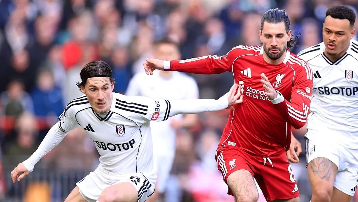 Fulham and Liverpool players competing for the ball