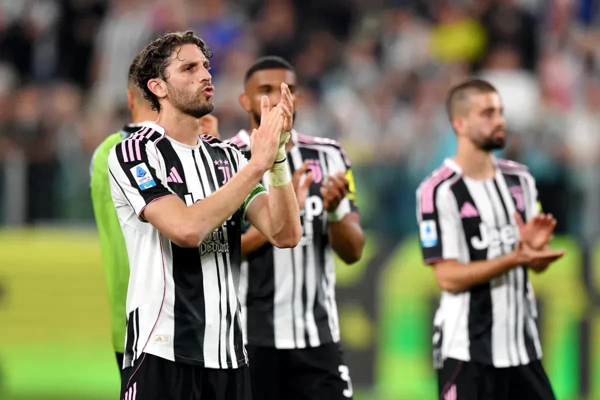 Juventus players applauding fans after match