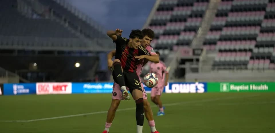 Atlanta United II player challenging Inter Miami II opponent