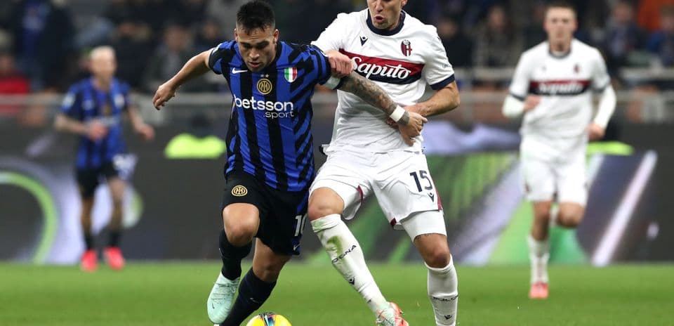 Lautaro Martínez competing for the ball against Bologna