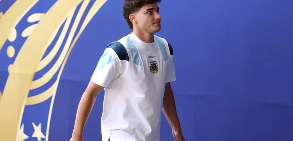 Player walking into venue wearing team apparel