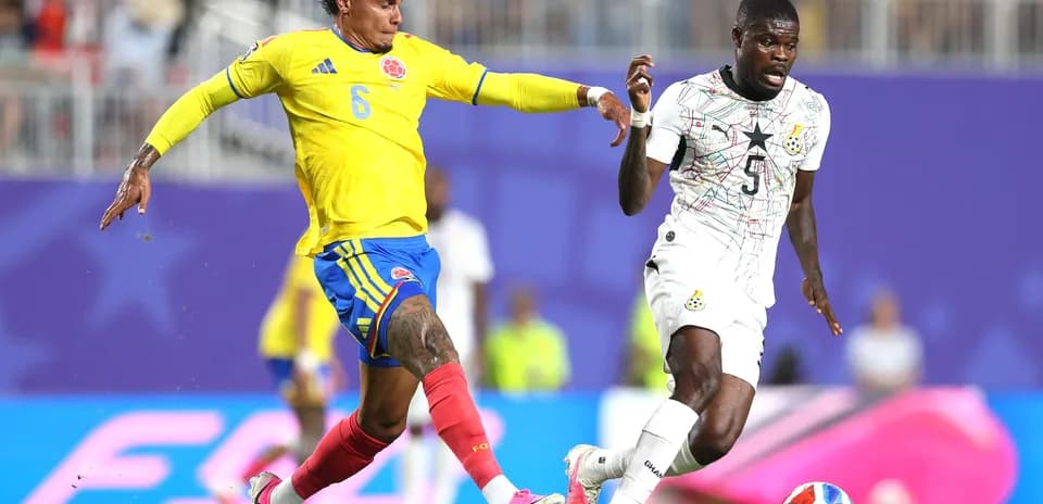 Colombian and Ghanaian players competing for the ball