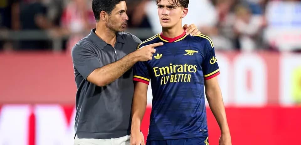Manager speaking to player on the field