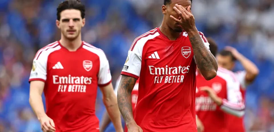 Arsenal players walking off the pitch disappointed