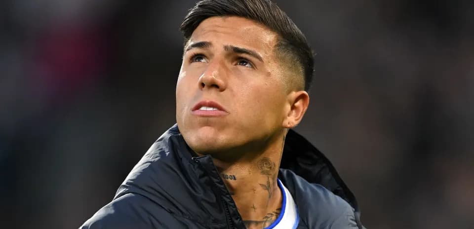 Player looking up during a match preparation