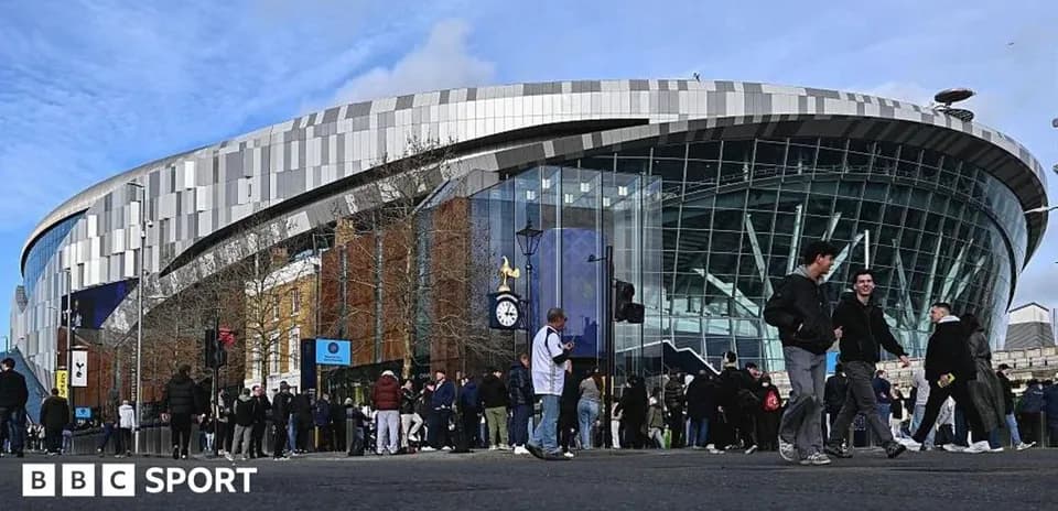 Crowd outside Tottenham Hotspur Stadium before event
