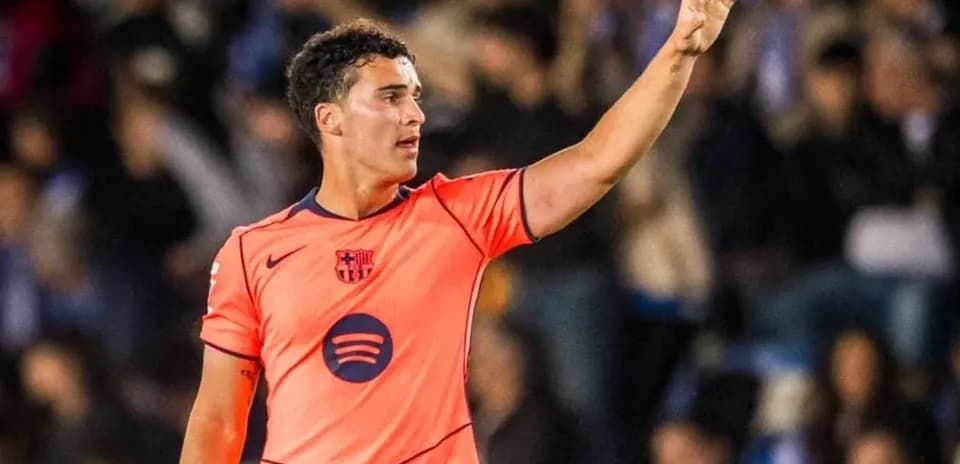 Player signaling during match in orange kit