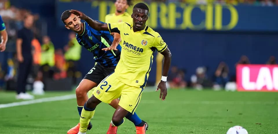Player from Villarreal dribbling past opponent during match