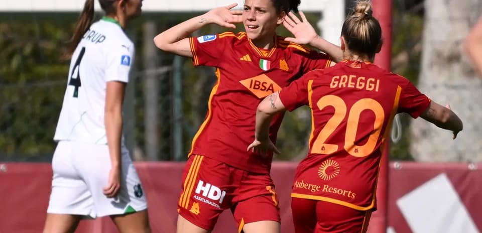Roma W players celebrating a goal