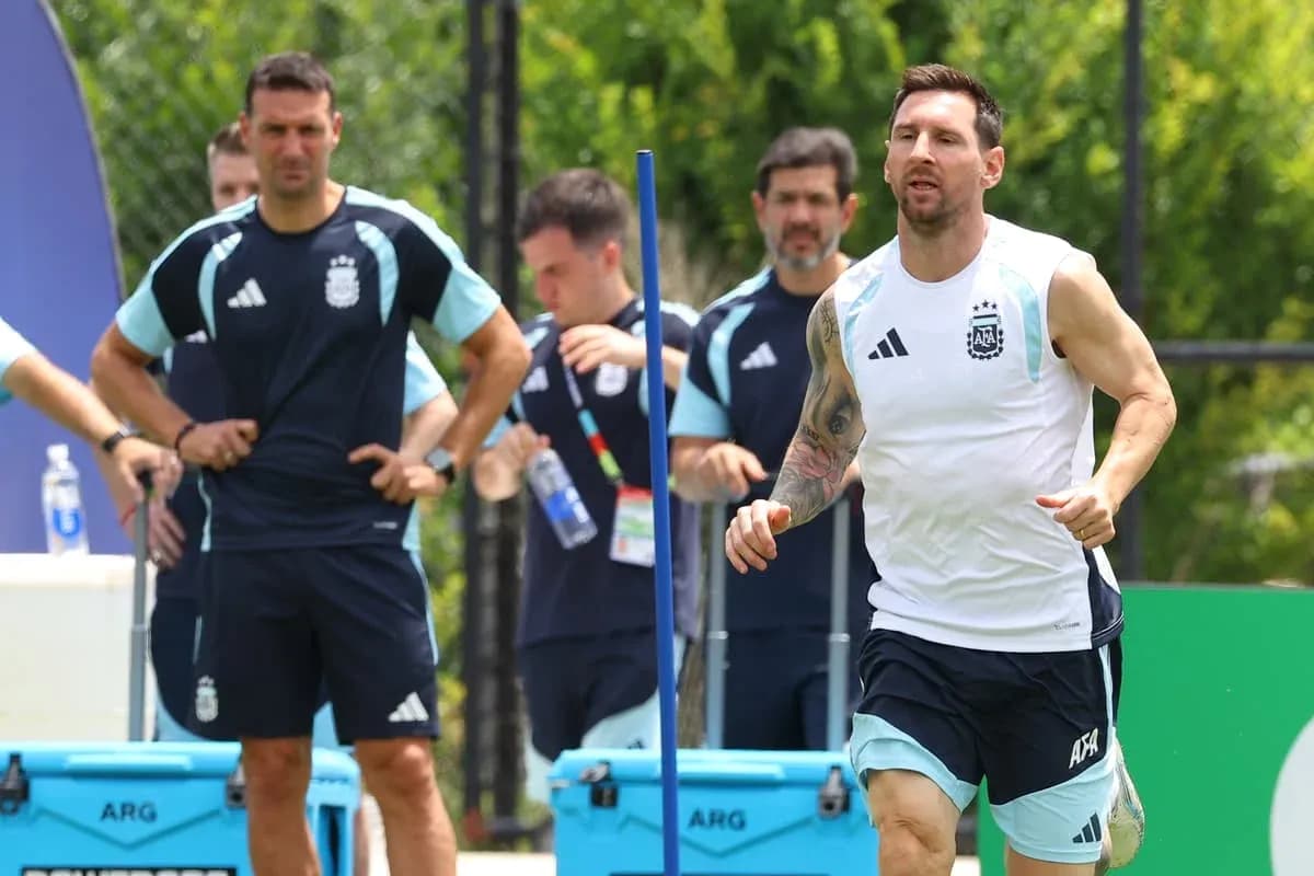 Lionel Messi running during Argentina training session