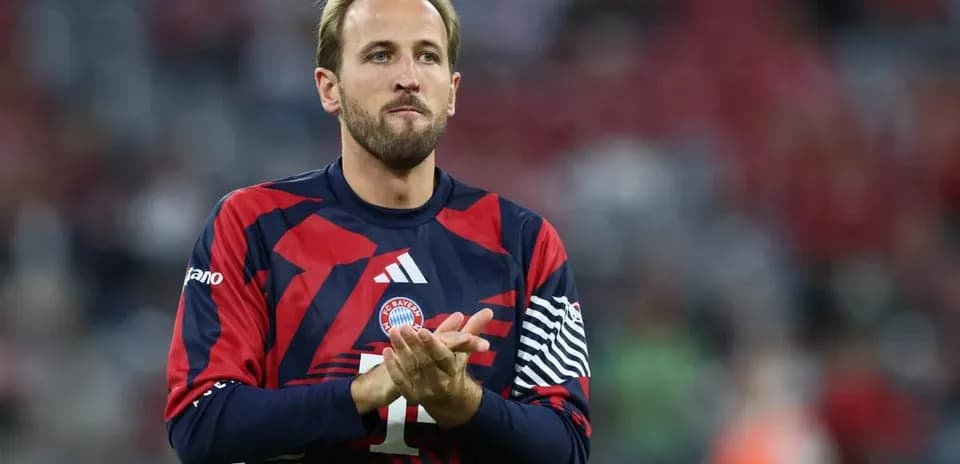 Player clapping in Bayern Munich training kit