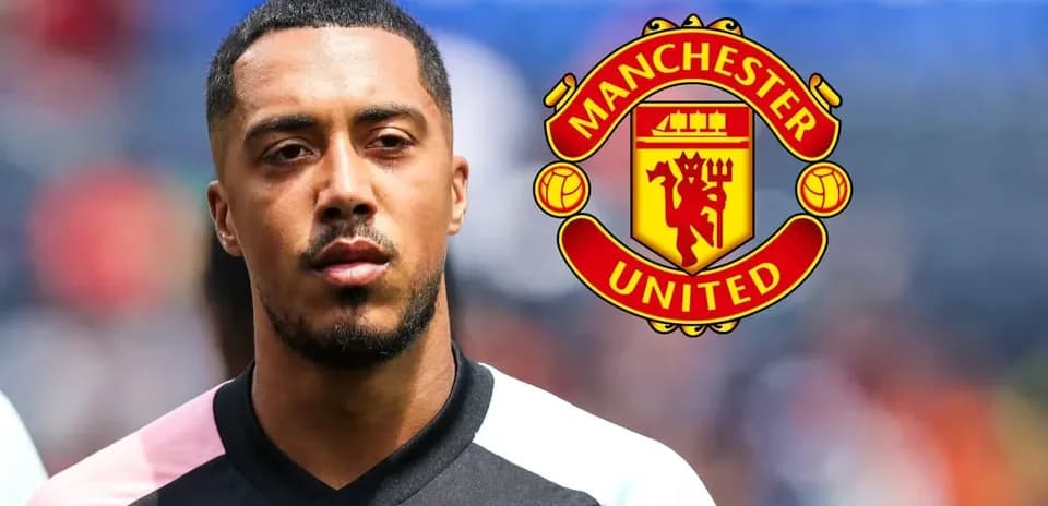 Player in Manchester United jersey before match