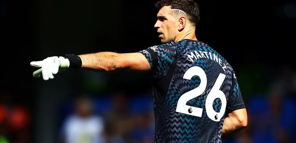 Goalkeeper Emiliano Martinez signaling during match