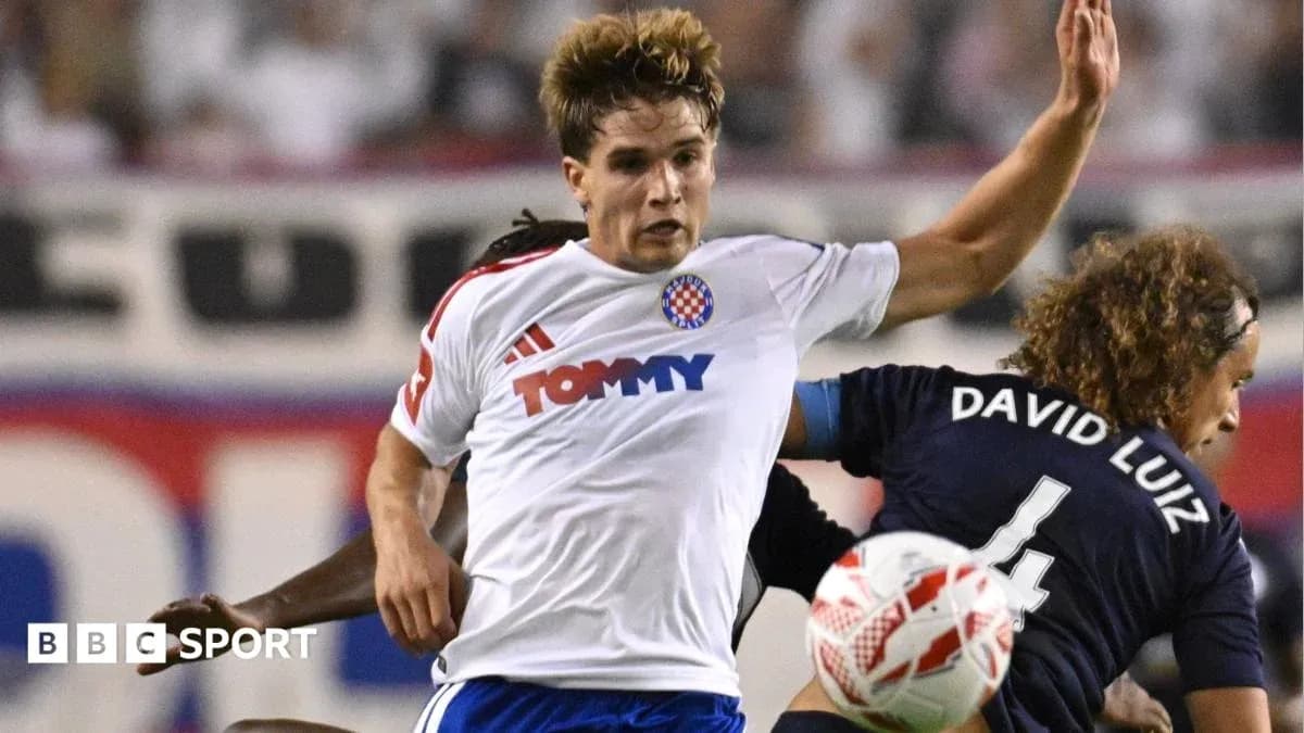 Player colliding with David Luiz during match action