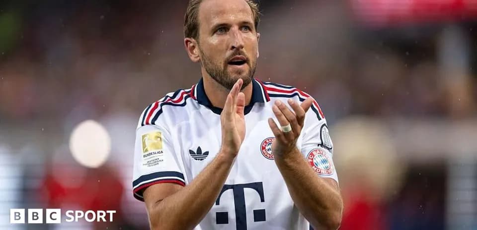 Player applauding in Bayern Munich jersey during match