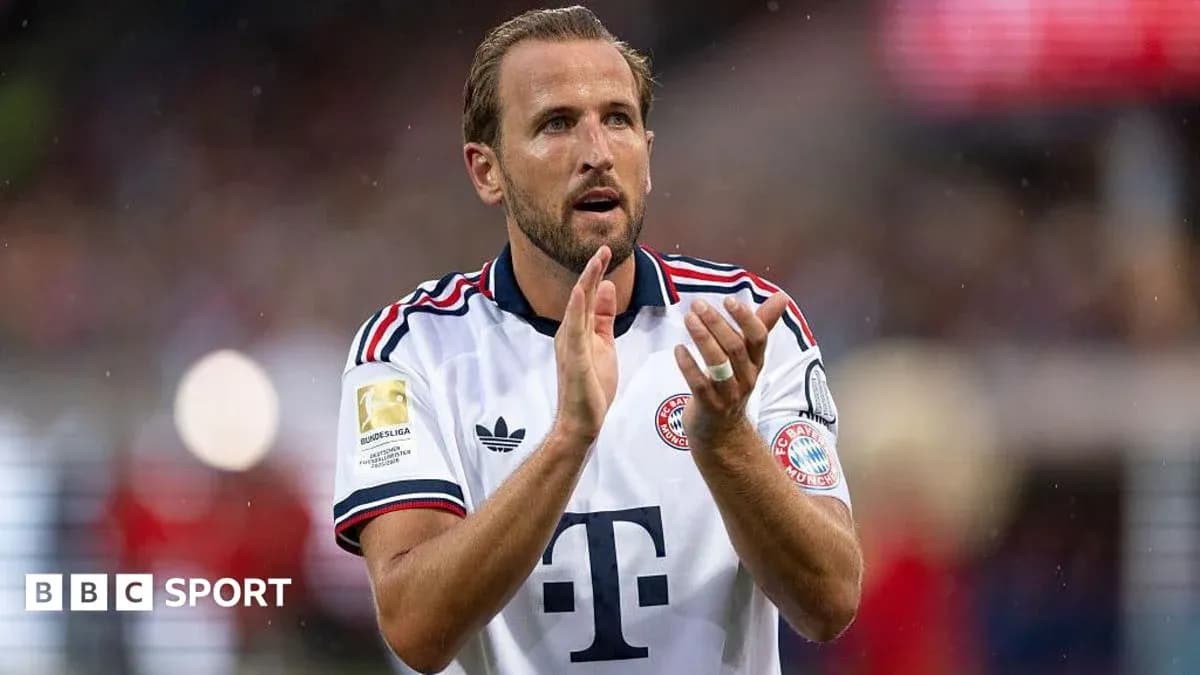 Player applauding in Bayern Munich jersey during match