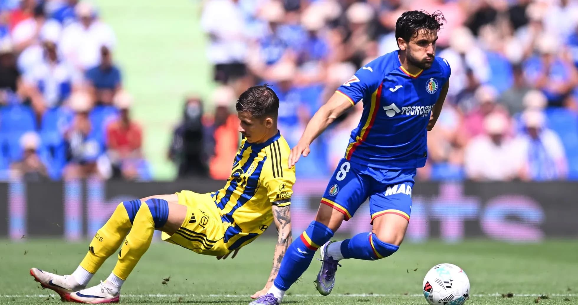 Oviedo and Getafe players contesting for the ball