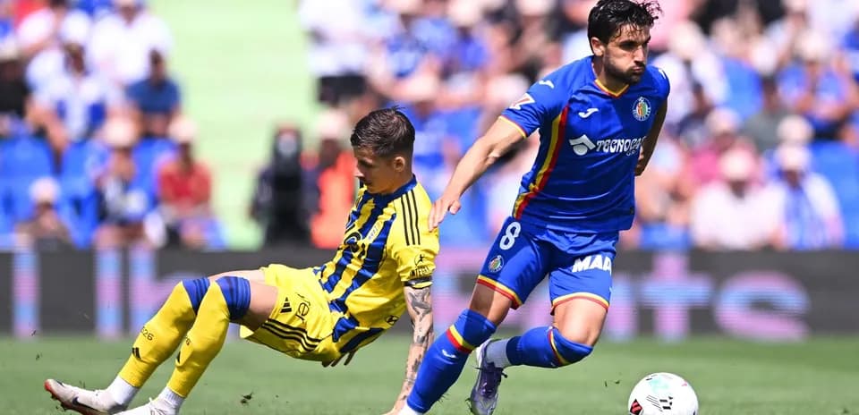 Oviedo and Getafe players contesting for the ball