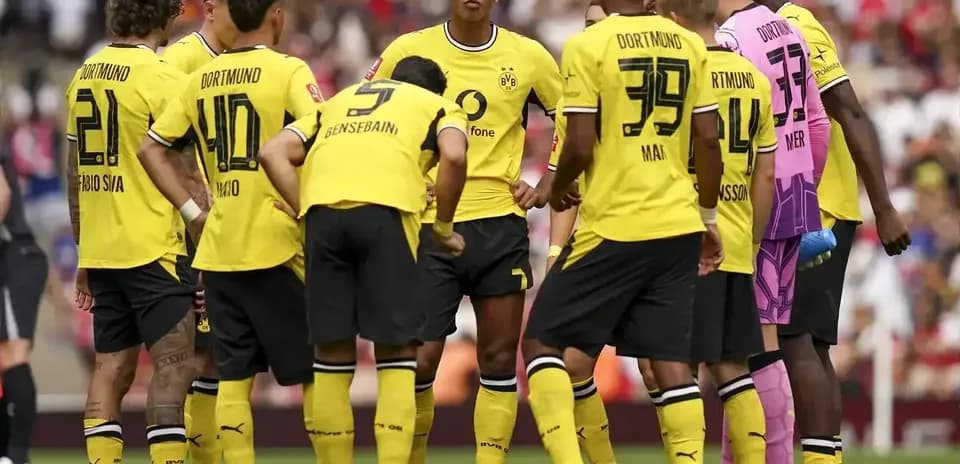 Borussia Dortmund players huddled during match discussion