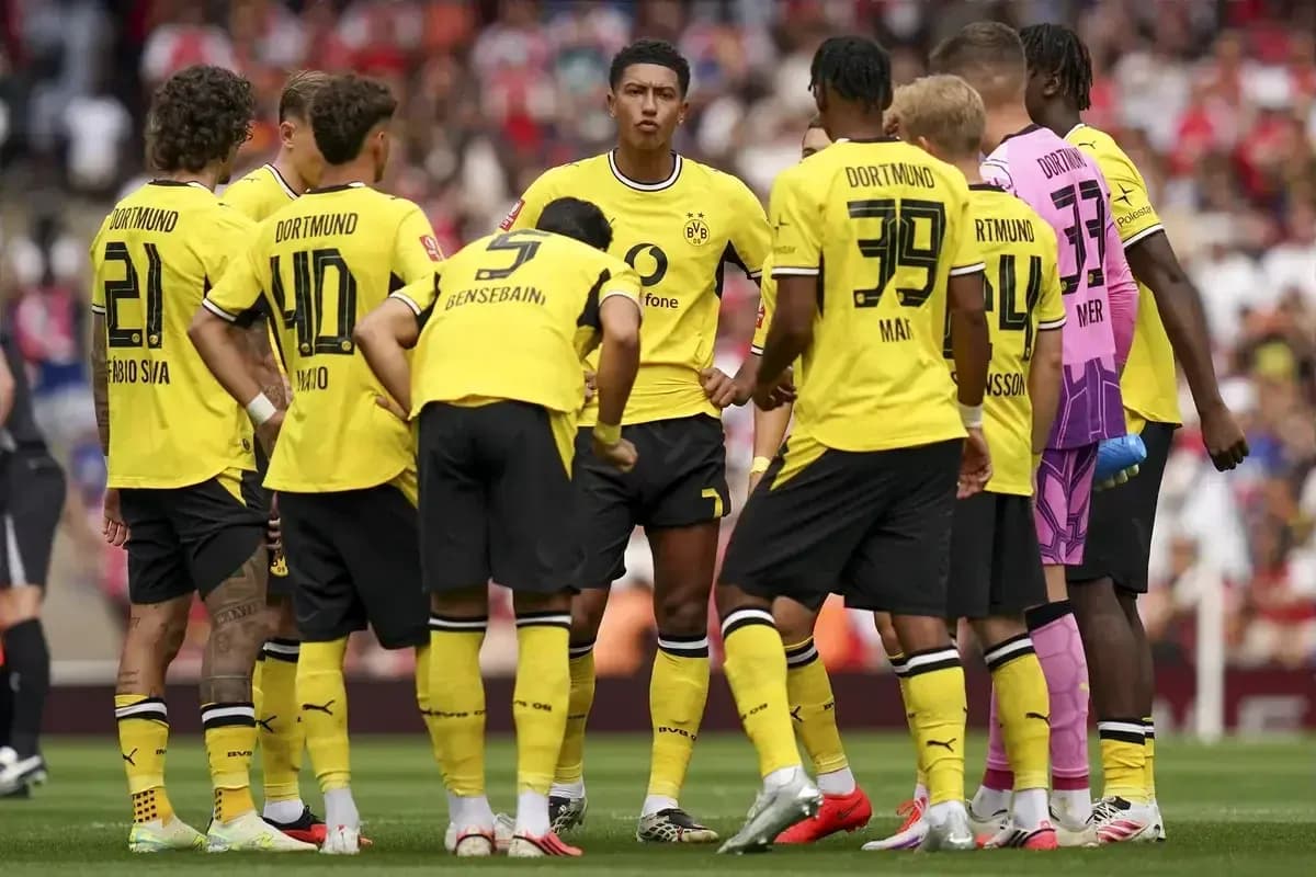 Borussia Dortmund players huddled during match discussion